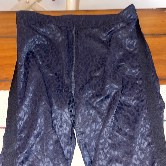 Victoria Secret black leopard mesh leggings size L - Picture 2 of 6